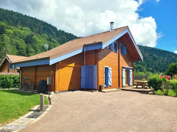 Chalet 6 personnes avec grand jardin, terrasses et spa à Rochesson