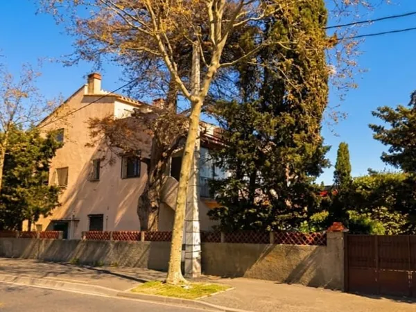Il y a des maisons qui ont une histoire... et celle-ci a une h