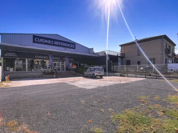 Local commercial 723 m²