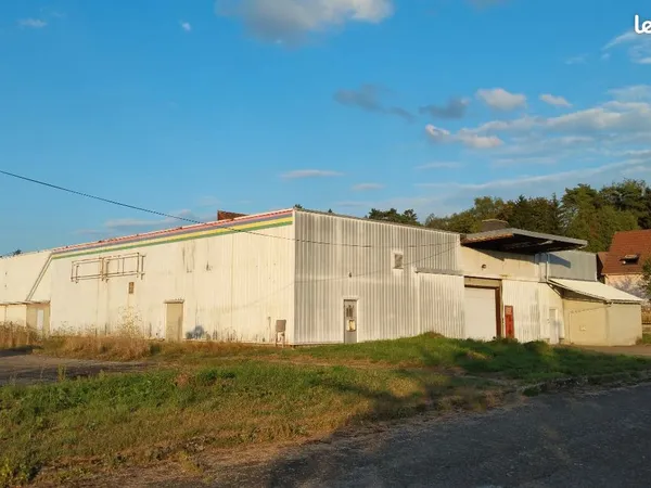 Local et entrepôt avec terrain parking
