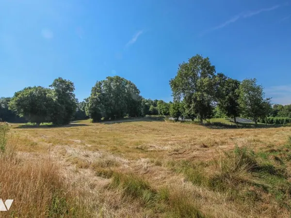 Terrain 823 m²