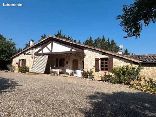 Maison en pierres de plain-pieds du XVIIeme avec dépendances et vue exceptionnelle à 10 minutes de L