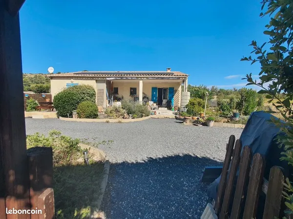 Proche de Lagrasse : Maison de village avec 2 habitations indèpendantes dans un petit clos résidenti