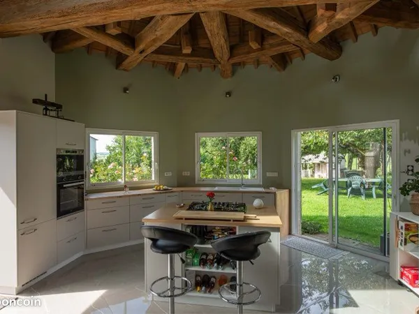 Maison atypique dans un cadre paisible