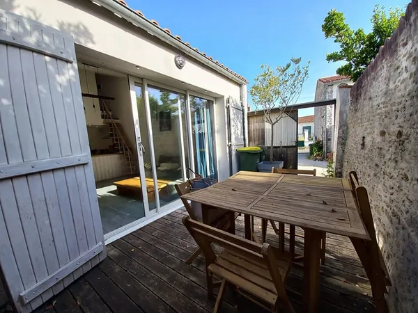 Ancien chai rénové de 57 m² avec patio : charme et authenticité !