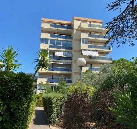 Saint Raphaël Centre ville - T2 lumineux en dernier étage dans résidence sécurisée