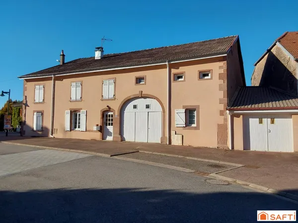 La commune dispose d'un service scolaire ( école primaire ) et périscolaire ( crèche collective et h