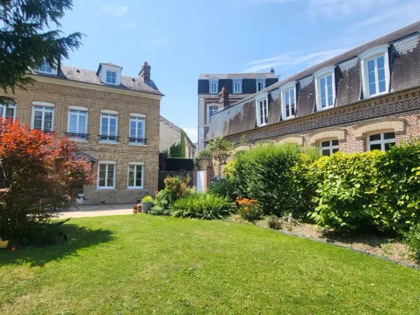 ELBEUF Centre : Propriété 272 m² avec bâtiment Pro 220 m², Jardin 800 m², 6 CH & 4 Gges ! Exceptionn