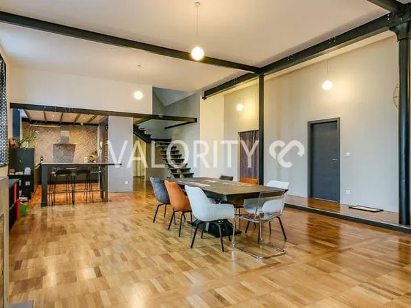 Loft 4 pièces 242 m²