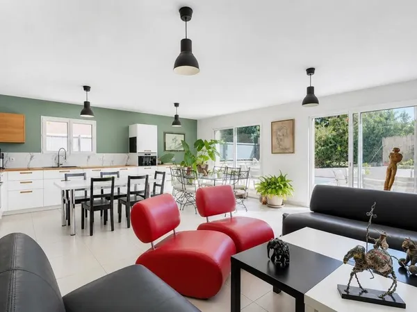 Maison de plain-pied 4 pièces 106 m² avec garage et piscine