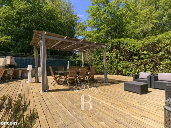 Maison 8 pièces 252 m²