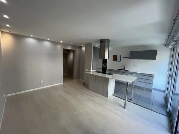 ANTIBES - Centre ville - F3 - BALCON - GARAGE