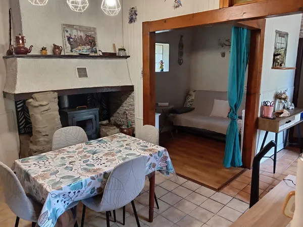 Maison de plein pied de 50 M2 avec combles emménagés .