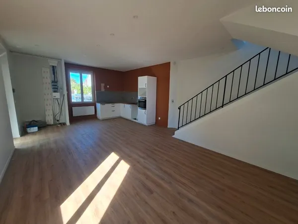 Maison avec garage et extérieur clos