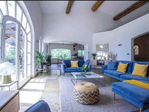 À louer Villa contemporaine avec piscine et vue panoramique Aix-en-Provence 240 m², 4 chambres inclu