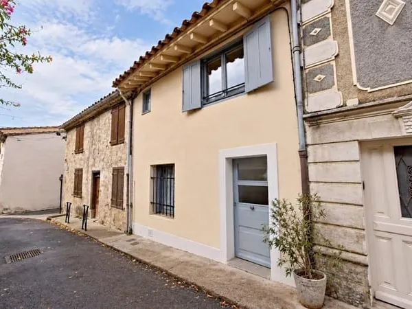 Maison au pied de la Cité Médiévale de Carcassonne, avec vue sur les remparts