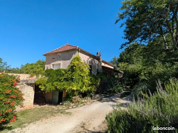Maison en pierre au milieu de 4 hectares avec piscine