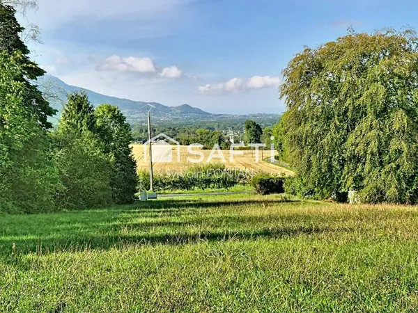 Libre de constructeur, au calme, 1000 m², emprise au sol 250 m²