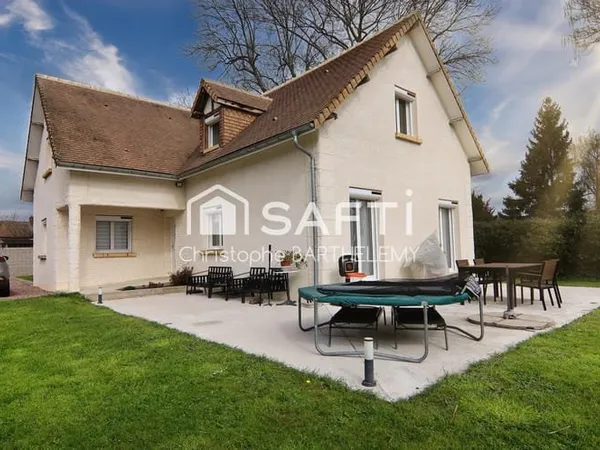 Maison familiale 4 chambres de 162m2 sur une terrain de 1024m2 à Saint Didier des Bois