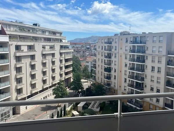 T2 meublé dans immeuble standing (8°)