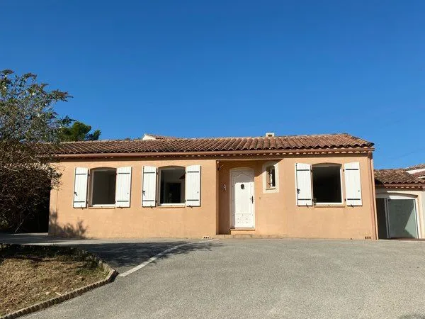 Villa T4 avec garage ouvert et terrain de 700m2 à Rocbaron