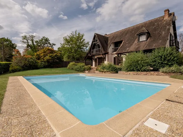 LIEUX UNIQUES ® x PROPRIÉTÉS PRIVÉES ® PROPRIÉTÉ DE 169 M² SUR 3.762 M² - DHUIZON - PISCINE-PIÈCE D'