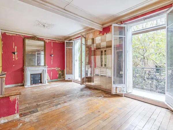 Paris 4è : Arsenal : Appartement haussmannien, 2 pièces de 54 m², parquet, moulures, cheminée et bal