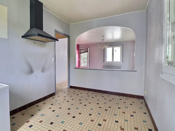 Maison individuelle - coeur de bourg- proche toute commodité - a rénover entièrement