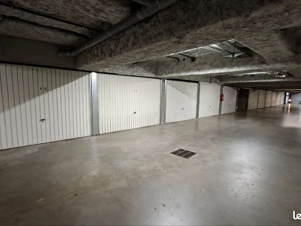 Loue garage 13m2 Lyon 9