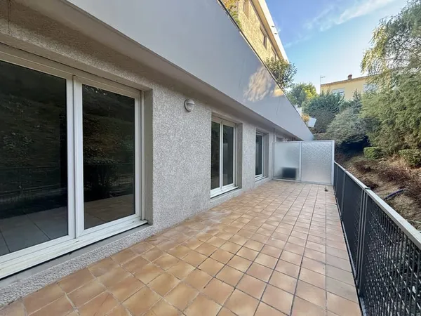 T3 de 86 m2 avec grande terrasse et 2 parkings Hauts des J