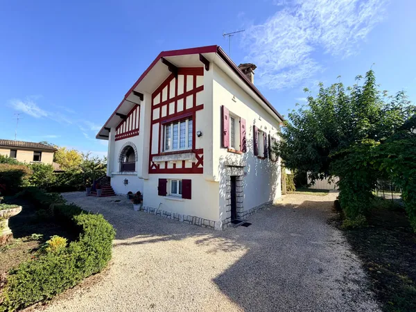 Maison 9 pièces style basque avec garage