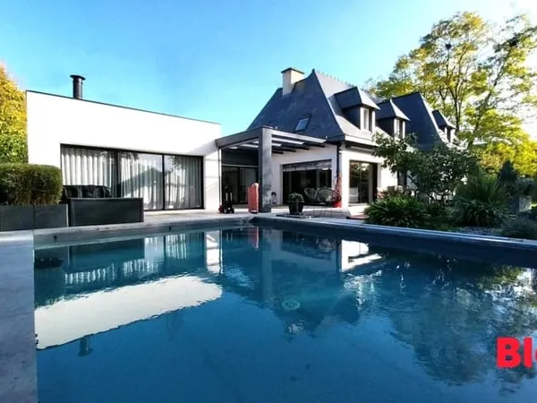 BLOT IMMOBILIER - A vendre Saint Grégoire Maison 8 pièces piscine
