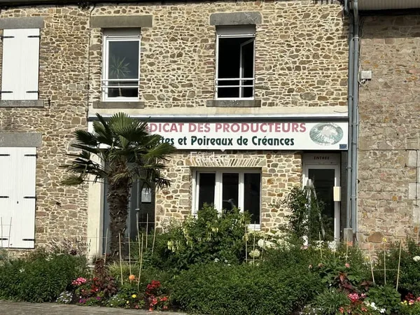 Créances , coeur de bourg.