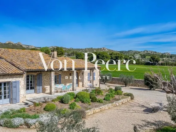 MAISON EN PIERRE VUE ALPILLES A MAUSSANE
