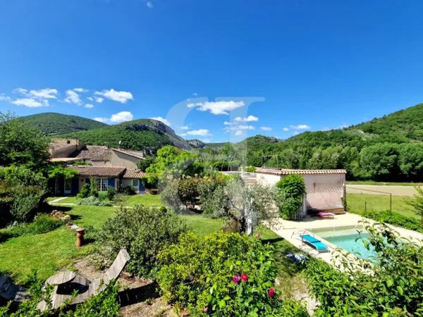 Mas avec piscine, jardin et dépendances dans la région de Nyon