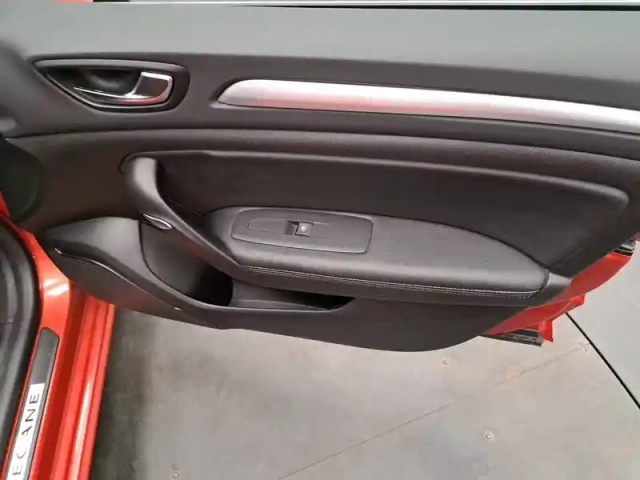 Renault Megane iv estate e-tech plug-in hybrid 160 — photo 28