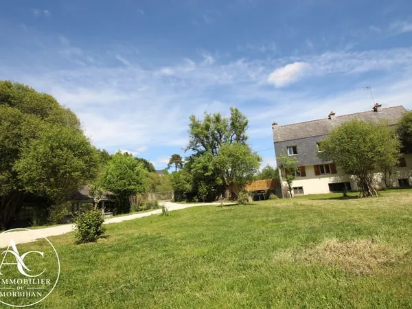 Maison avec dépendances et 10 000 m2 de terrain agricole.