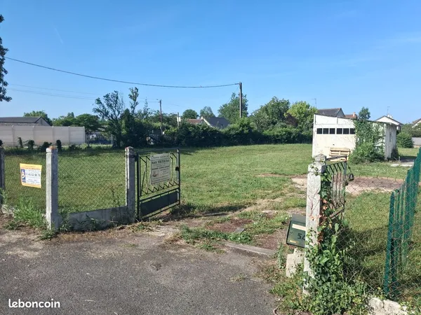 Terrain constructible de 826 m2 avec garage