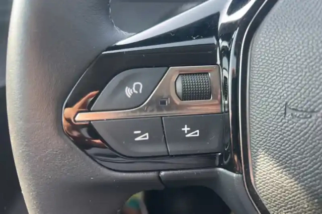 Peugeot 208 puretech 100 s&amp;s bvm6 — photo 13