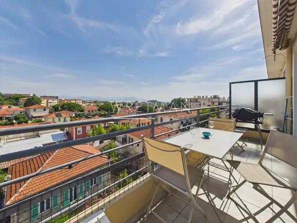 Agréable appartement 3 pièces avec balcons - Antibes Centre