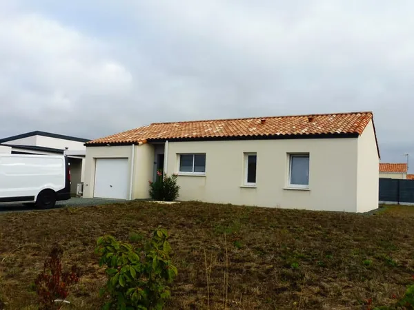 Commune axe CHANTONNAY / POUZAUGES, pavillon T5 plain-pied d