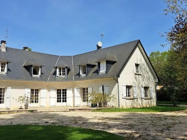 Spacieuse maison de 365 m² avec 8 chambres sur terrain de 23000m² avec pré et box attenant.