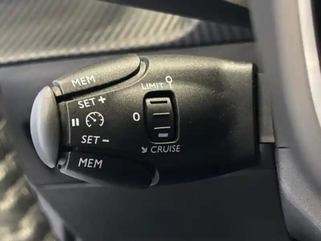 Peugeot 2008 1.2 puretech 130ch s&amp;s allure — photo 12