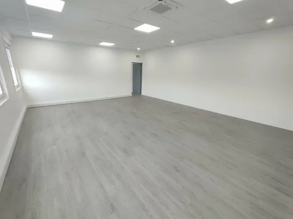 BUREAUX RENOVES à LOUER