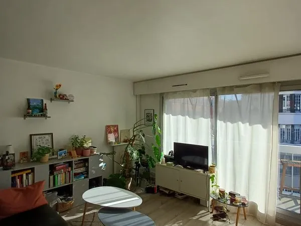 Appartement 2 pièces 30m carrés Paris 15 proche Tour Eifel avec balcon