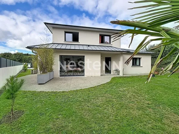 PLOUZANÉ ! Maison familiale de 2014 ! 4 chambres ! Sous-sol total de plus de 100 m² ! Terrain de 798