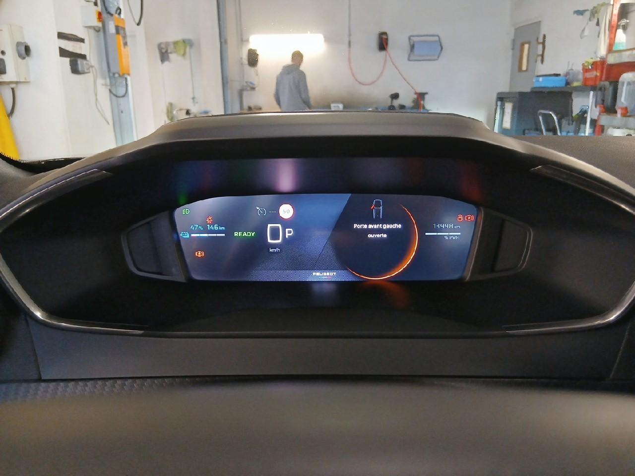 Peugeot 2008 156 ch 54 kwh allure — photo 20