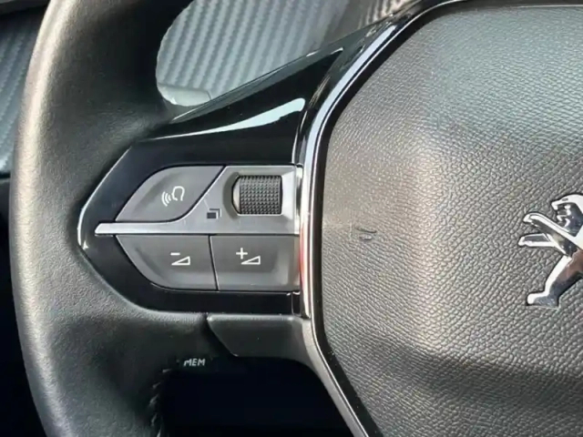 Peugeot 2008 e- 136ch allure business — photo 7