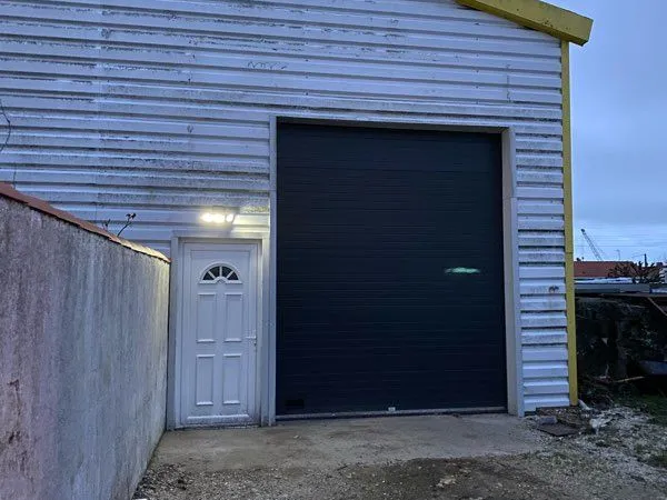 Entrepôt + Maison sur un terrain de 1000 m2