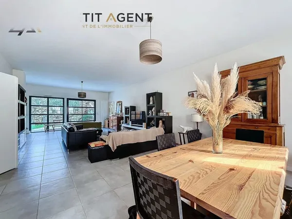 VILLA TRIPLEX de 237 m2 avec Jardin et Garage double au Centre du Bouscat